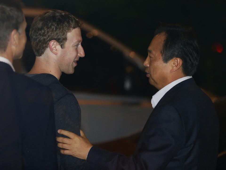 mark zuckerberg meets with samsung ceo jk shin