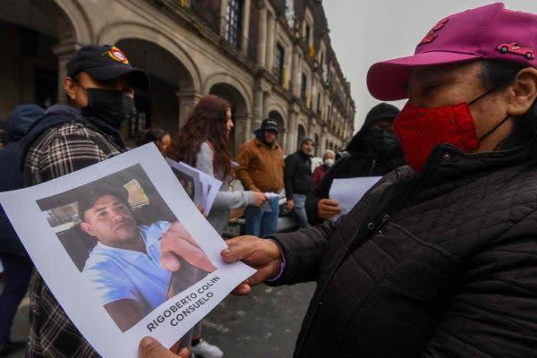 Familiares protestan por el secuestro de cuatro vendedores de pollo.