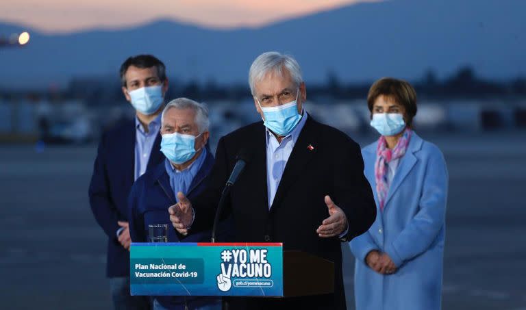 El presidente de Chile, Sebastián Piñera durante una conferencia de prensa en el aeropuerto de Santiago de Chile luego de recibir un cargamento de vacunas del laboratorio Sinovac, el 23 de mayo de 2021