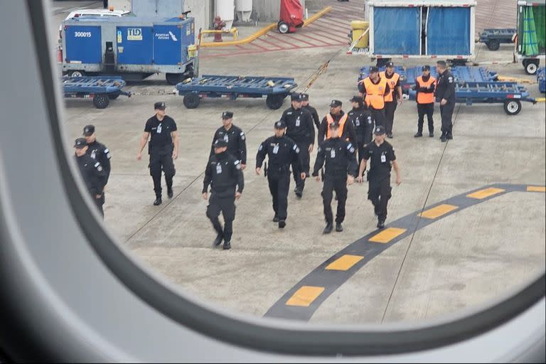 Vuelo de Aerolíneas Argentinas,  AR1304 con destino a la ciudad de Miami, debió ser evacuado a punto de salir debido a una amenaza de bomba.