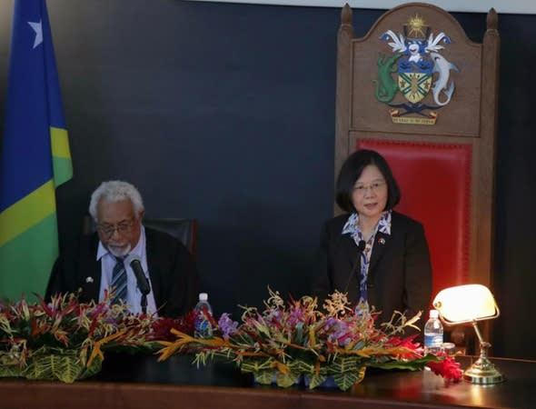 蔡英文總統（右）11月2日在索羅門群島國會發表演說。（照片來源：蔡英文Tsai Ing-wen臉書專頁）