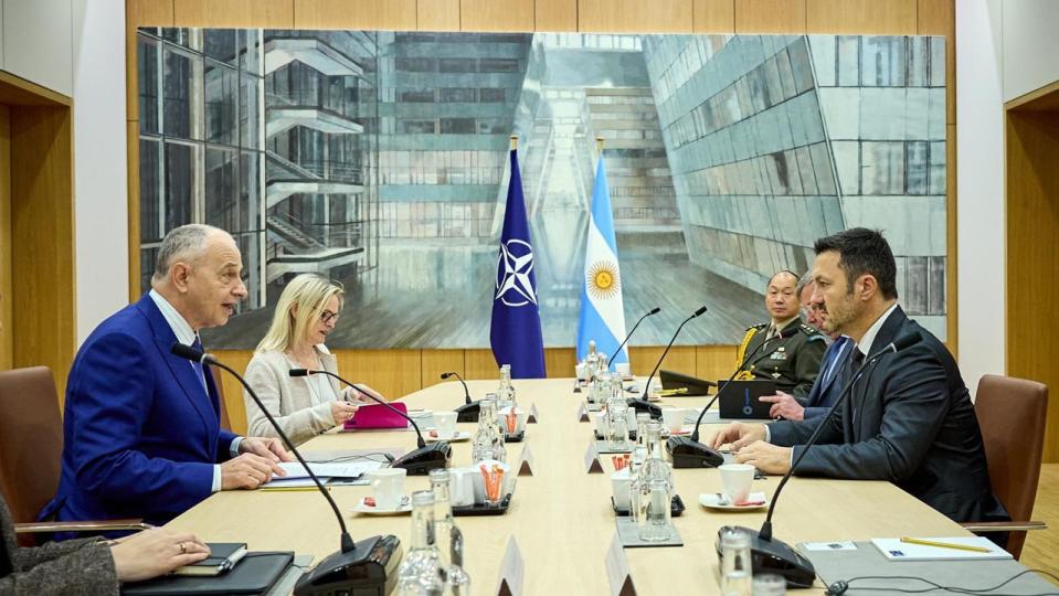 Petri, en una reunión con directores de la OTAN.