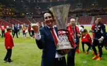 Sevilla coach Unai Emery celebrates with the trophy after winning the UEFA Europa League Final Reuters / Kai Pfaffenbach - RTX1EUC5
