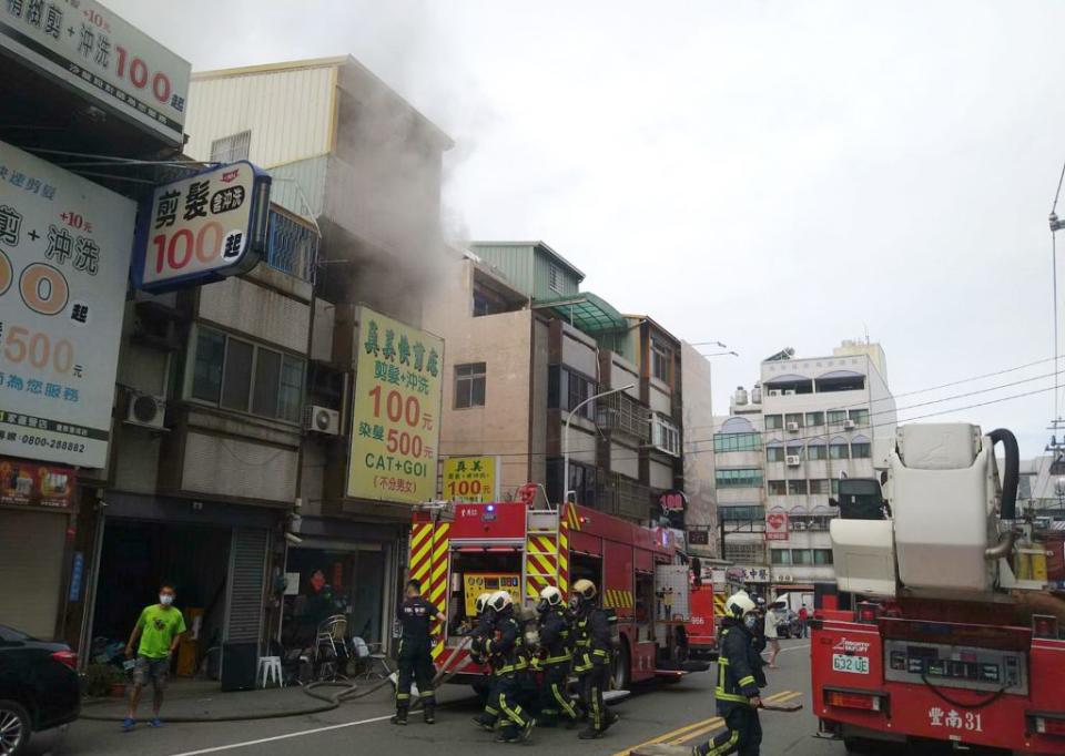 豐原一棟出租套房大樓八日發生火警，消防隊員射水搶救。（記者陳金龍翻攝）