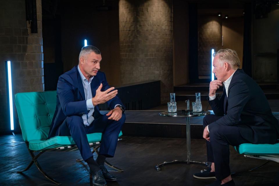 Vitali Klitschko (links) traf sich mit Gastgeber Johannes B. Kerner aus Sicherheitsgründen an einem geheimen Ort in Berlin. (Bild: MagentaTV / Max Kohr)