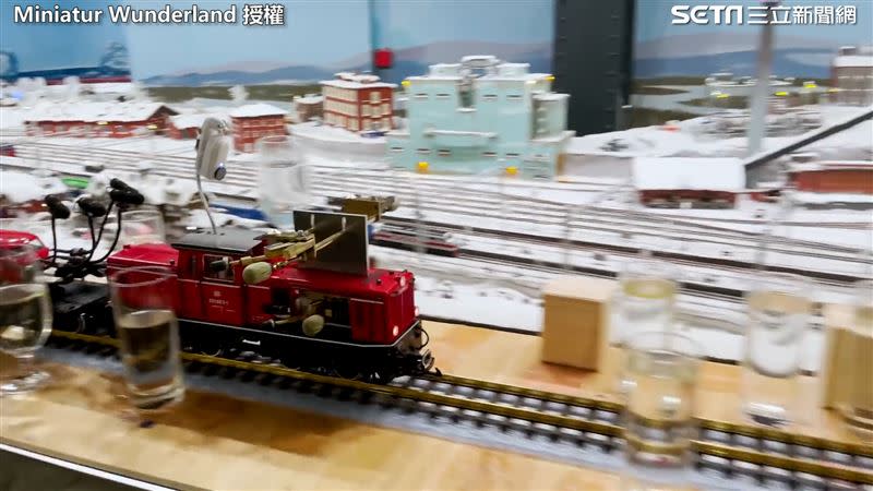德國團隊在模型火車的車頭裝上音鎚，讓它在行駛時，可以敲打軌道兩旁的水杯，演奏出多首世界名曲片段。（圖／Miniatur Wunderland　授權）