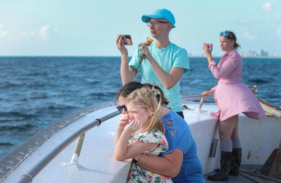 La familia de Dave McCammon, cuyas cenizas se convirtieron en un arrecife artificial, asiste a la ceremonia de descenso de la urna de arrecife artificial al agua, el lunes 27 de marzo de 2023, en el arrecife de Golden Beach. Eternal Reefs es una empresa que trabaja con familias para convertir las cenizas de sus seres queridos en un arrecife artificial de concreto, de modo que formen parte del arrecife y florezcan con la vida silvestre en los años venideros. Alie Skowronski/askowronski@miamiherald.com