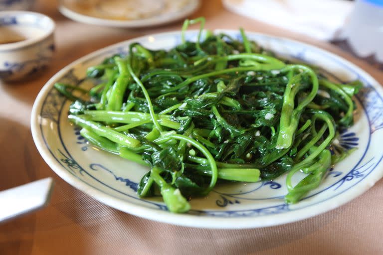 Irse fuera no implica dejar de cuidarse. Las espinacas, coles verdes o berzas y coles rizadas son bajísimas en contenido calórico y carbohidratos. (Foto: Getty)