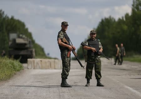 Ukrainian soldiers stand guard at a position near the eastern Ukrainian city of Konstantinovka July 10, 2014. REUTERS/Gleb Garanich