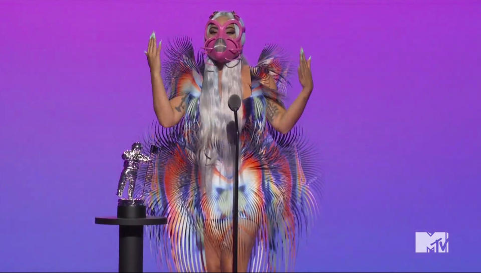 En esta imagen tomada de video el domingo 30 de agosto de 2020 y proporcionada por MTV, Lady Gaga recibe el premio a la mejor colaboración por "Rain on Me" durante la ceremonia de los Premios MTV a los Videos Musicales. (MTV vía AP)