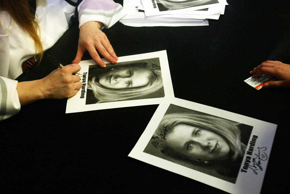 Tonya Harding firmando autógrafos en marzo de 2004. (Photo by Andy Lyons/Getty Images).