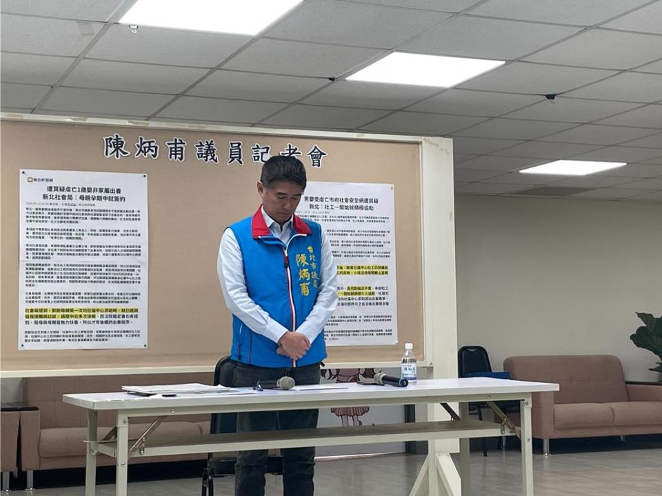 國民黨台北市議員陳炳甫表示，身為父母對於男童受虐一事非常痛心，希望男童在天上無病無痛，早日找到更愛他的家庭。並在現場默哀30秒。（劉彥宜攝）