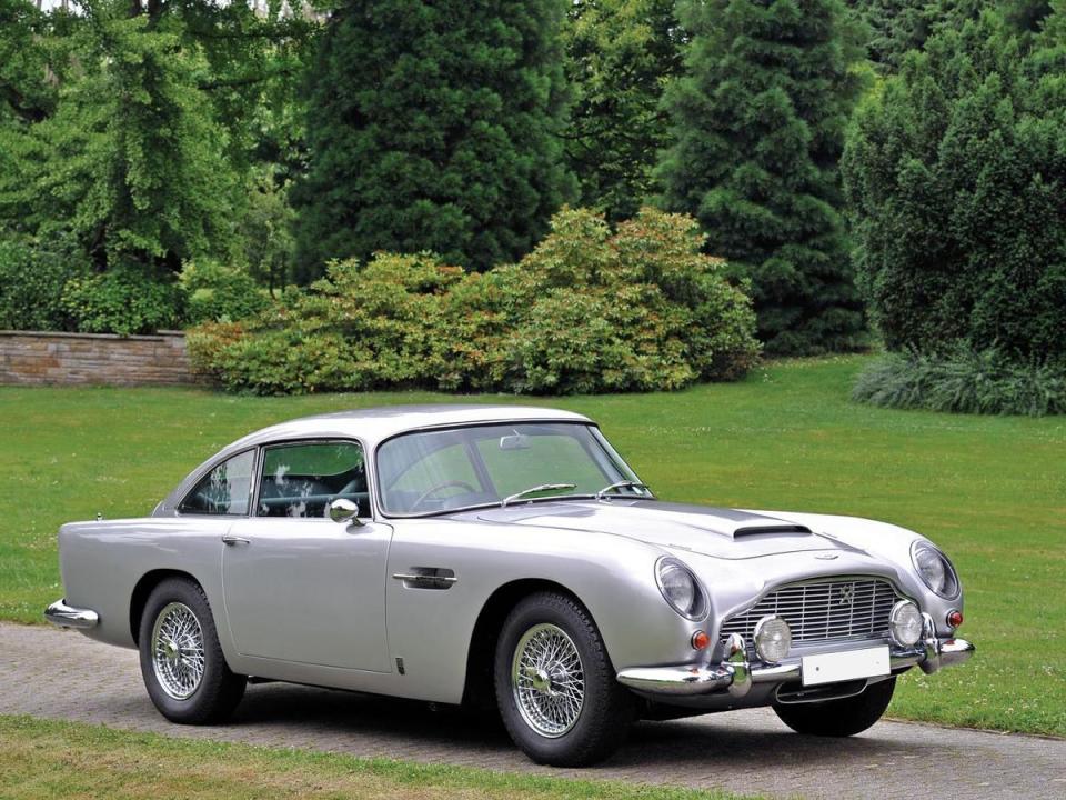 ASTON MARTIN DB5在1963年首次亮相，由義大利著名設計工作室Carrozzeria Touring Superleggera所設計。