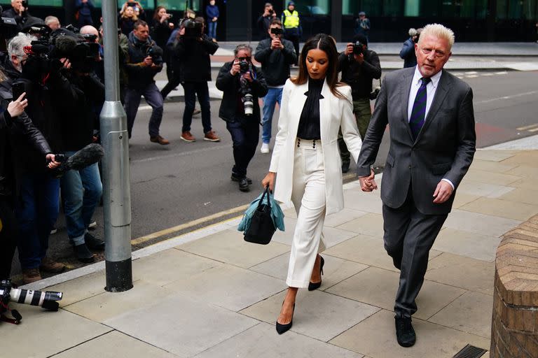 Ex número 1 del tenis, un grande en la historia de su deporte, Boris Becker llega junto a Lilian de Carvalho Monteiro a la corte de Southwark Crown, Londres, para escuchar la sentencia; ya había sido declarado culpable, tres semanas antes.