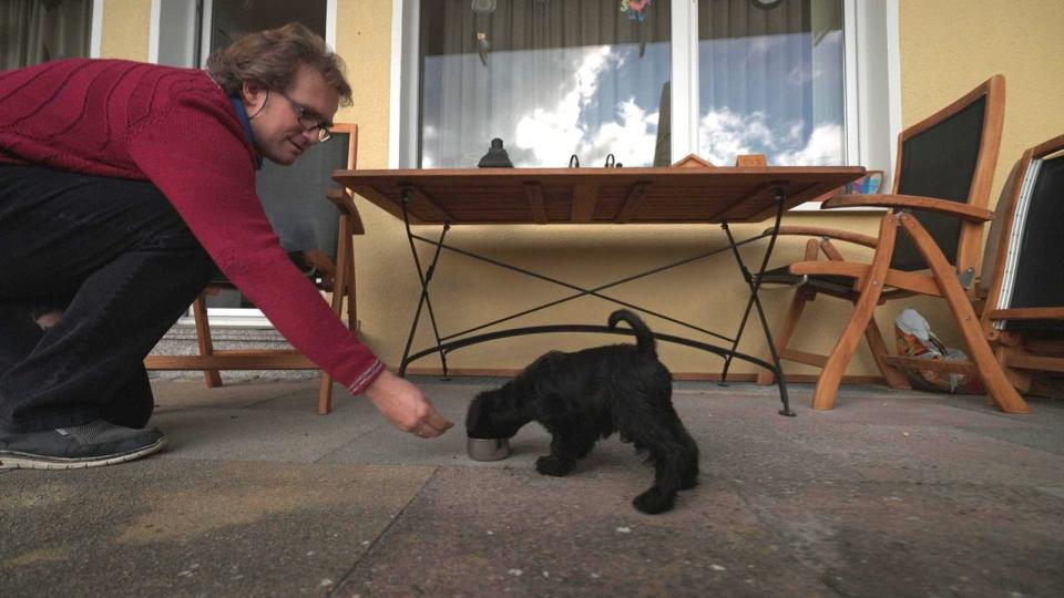 Welpe "Isa" ist der erste Hund für Herrchen Benjamin Kühn.  (Bild: RTL / RTL Studios)