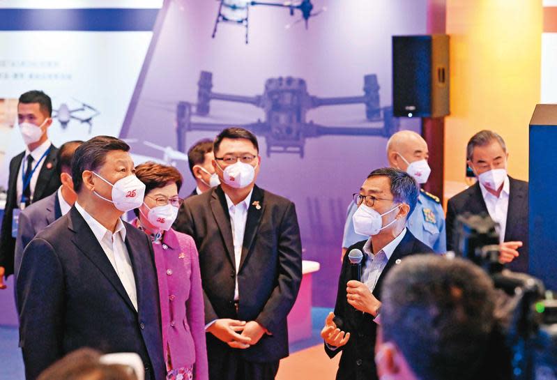 卸任香港特首林鄭月娥陪同中國國家主席習近平親訪大埔科學園區，展示人工智能、機器人、老人失智等科研成就。（翻攝info.gov.hk）