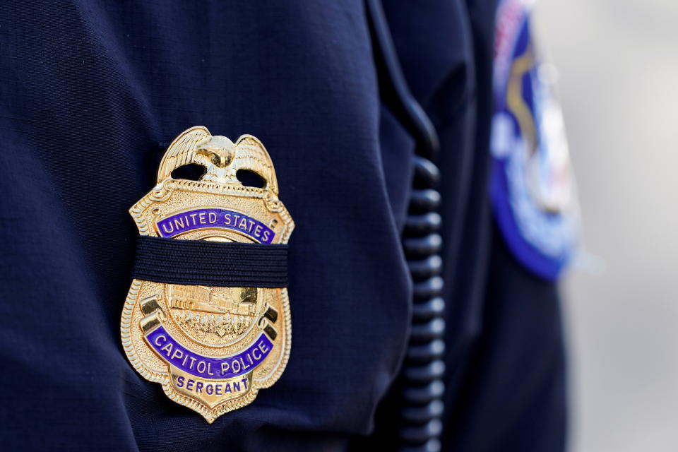 美國國會暴動事件中，員警布萊恩因公殉職，一名警察在徽章繫上黑帶以表哀悼。圖片來源：REUTERS。