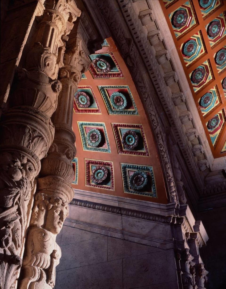 Los detalles ornamentales de los interiores de la Torre de la Libertad fueron fotografiados después de que el edificio de 1925 recibiera sus primeras renovaciones exhaustivas a finales de la década de 1980.