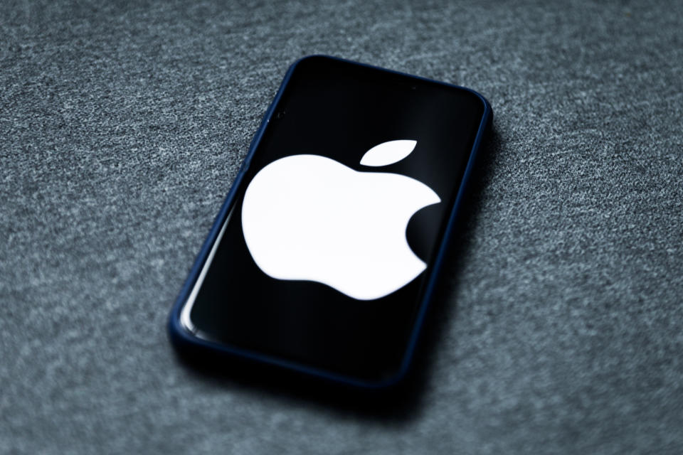 Apple está creando un sistema de vigilancia global en secreto... y nadie parece protestar (Photo illustration by Jakub Porzycki/NurPhoto via Getty Images)