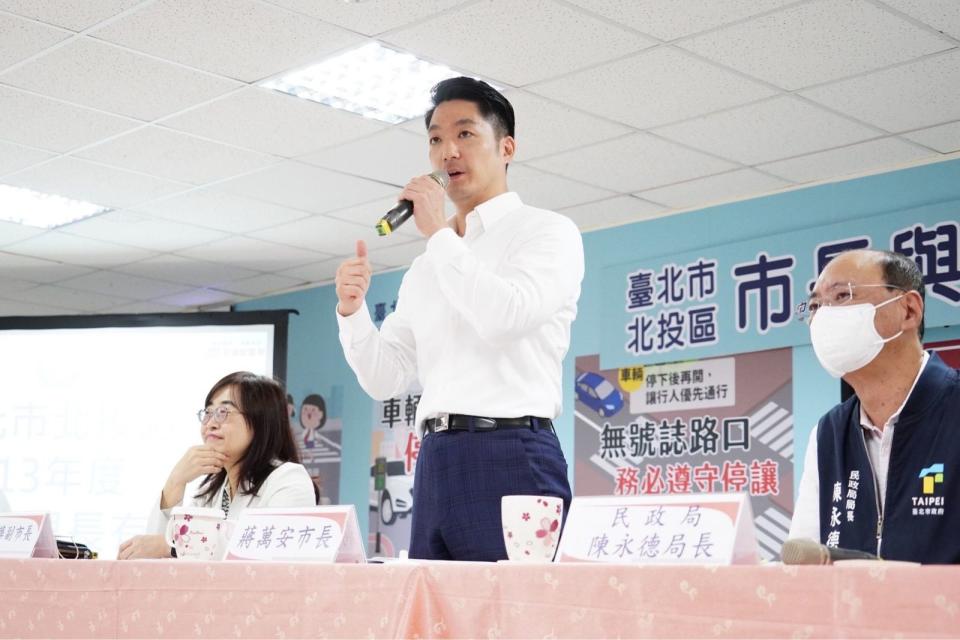 蔣萬安上午出席活動，會前受訪被問到李四川選新北市長民調高，現場唱了一段五月天的歌回應。（台北市政府提供）