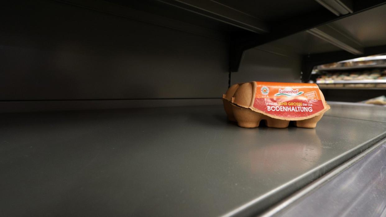 Die letzte Packung mit Eiern in einem Supermarkt in Siegen.