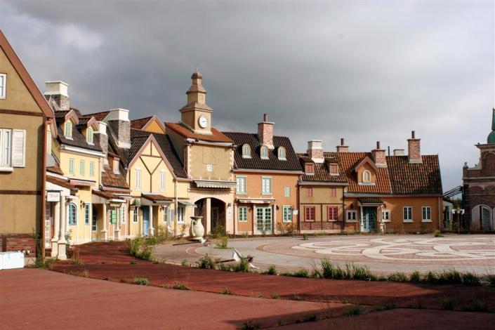 The park's town square stands empty. Gulliver's Kingdom has been closed since 2001, but remains a popular spot with urban explorers. (Photo: Martin Lyle)