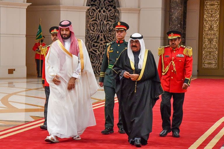 Los príncipes herederos de Arabia Saudita, Mohammad bin Salman, y Kuwait, Mishal Al-Ahmad Al-Jaber Al-Sabah, en una imagen de 2021