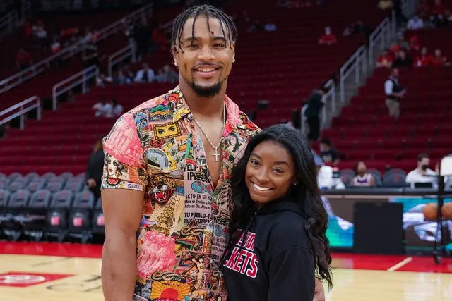 <p>Carmen Mandato/Getty</p> Jonathan Owens and Simone Biles in Houston on Dec. 28, 2021