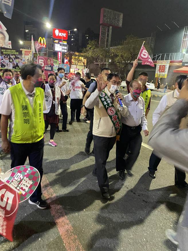 台南市長黃偉哲(中)晚間於東區東門路一帶徒步拜票。(曹婷婷攝)