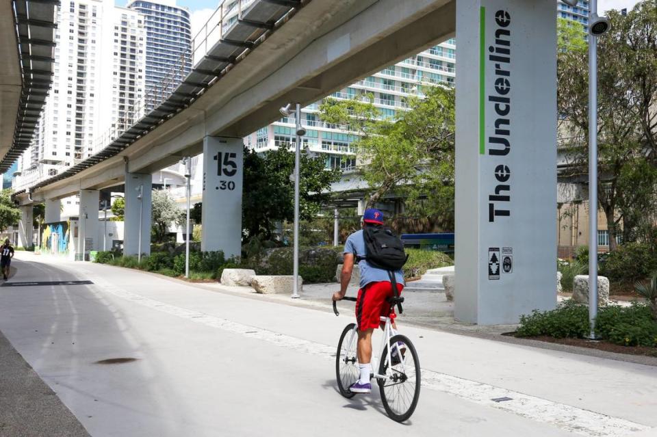 Debajo del Metrorail de Miami hay un corredor para bicicletas que aún se está abriendo en fases. SAM NAVARRO/Miami Herald