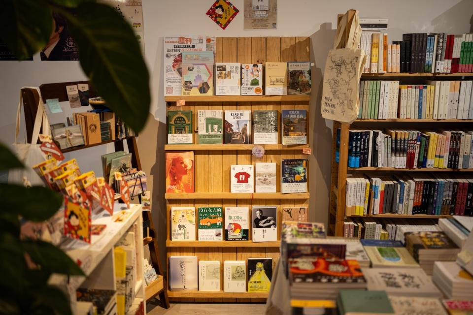 除了書本外，店內還有本地手作寄賣處，如有海報，明信片及精品等。
