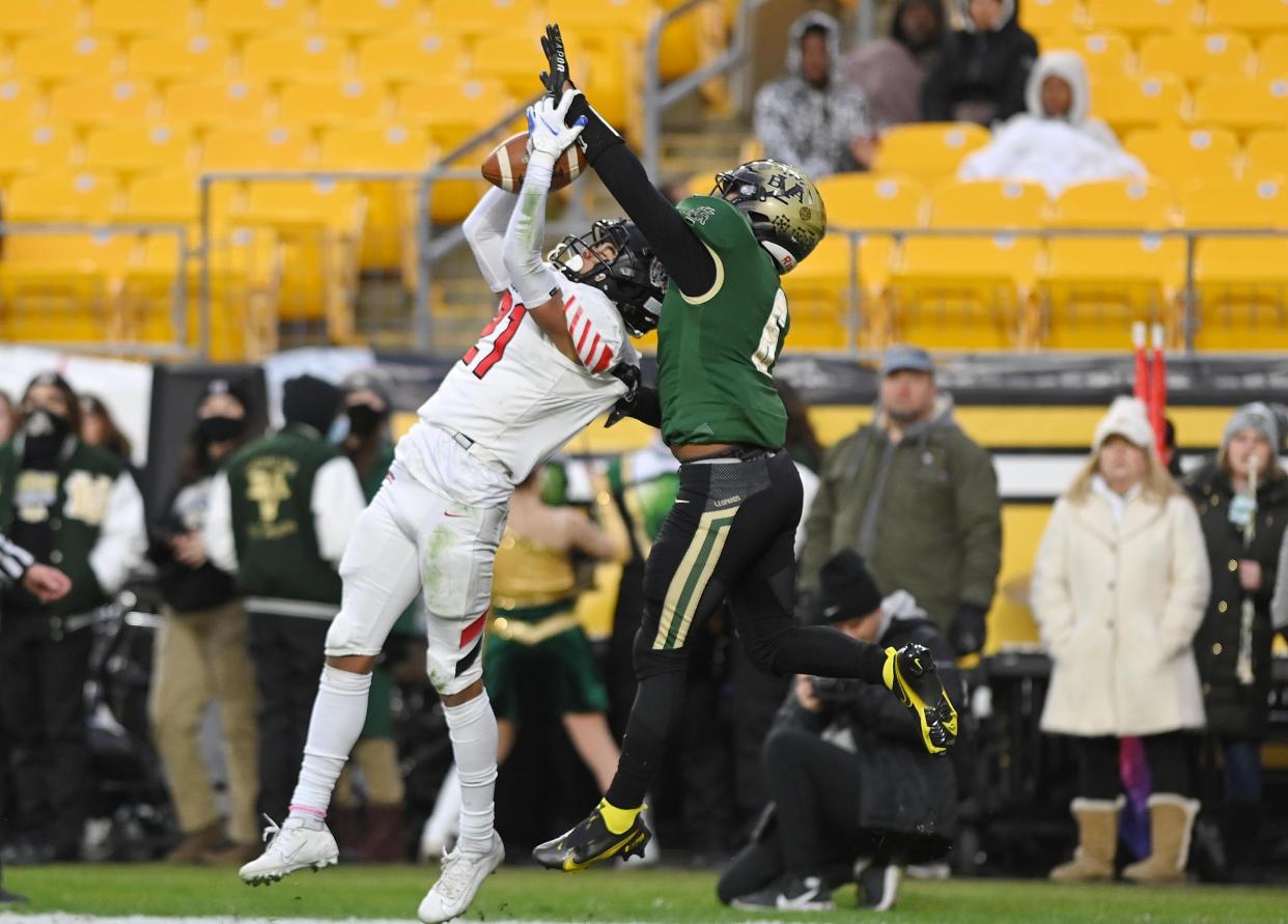 Aliquippa's Donovan Walker catches the ball in the end zone for a touchdown against Belle Vernon in the last few seconds of the first half during Saturday's WPIAL Class 4A championship game at Heinz Field.