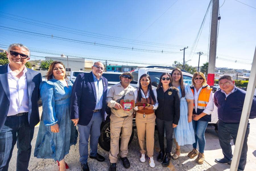 Montserrat Caballero reforzará servicios en playas de Tijuana con entrega de equipo 