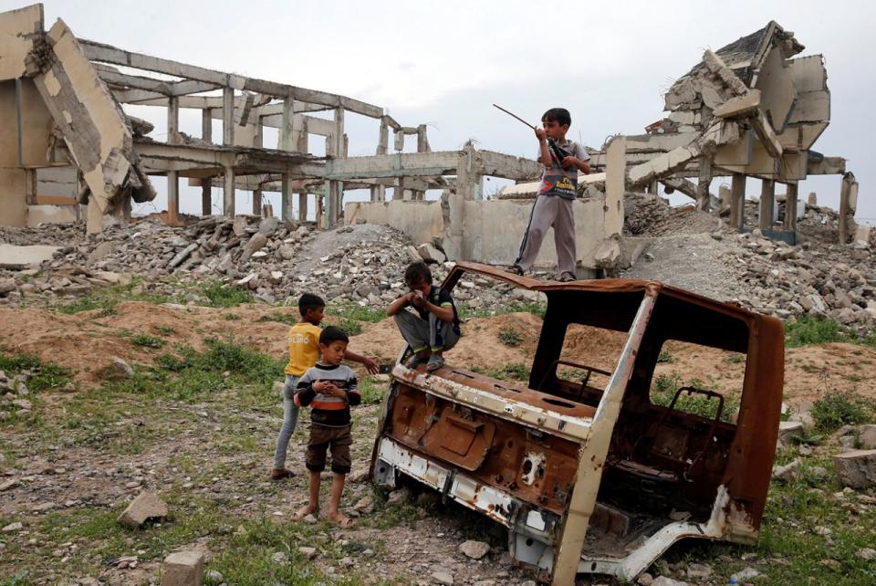 <p>Aus ihren Häusern vertriebene irakische Kinder spielen außerhalb des Hammam-al-Alil-Camps südlich von Mosul. (Bild: Muhammad Hamed/Reuters) </p>