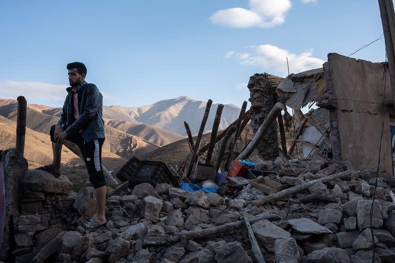 Un hombre mira con tristeza el estado en que quedó todo tras el terremoto