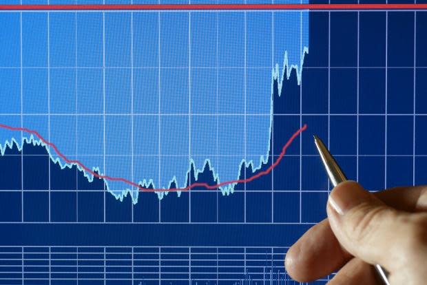 Sonoco (SON) is anticipated to benefit from focus on the company's Grow and Optimize strategy in 2018 despite inflationary cost pressures.