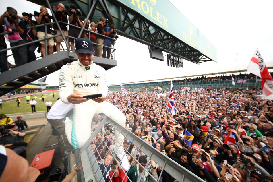 <p>Der Held von England: Lewis Hamilton. Vor dem Rennen gab es noch Diskussionen um sein Fernbleiben bei einer PR-Veranstaltung in England, doch nach seinem Sieg lag ihm das britische Publikum zu Füßen. </p>
