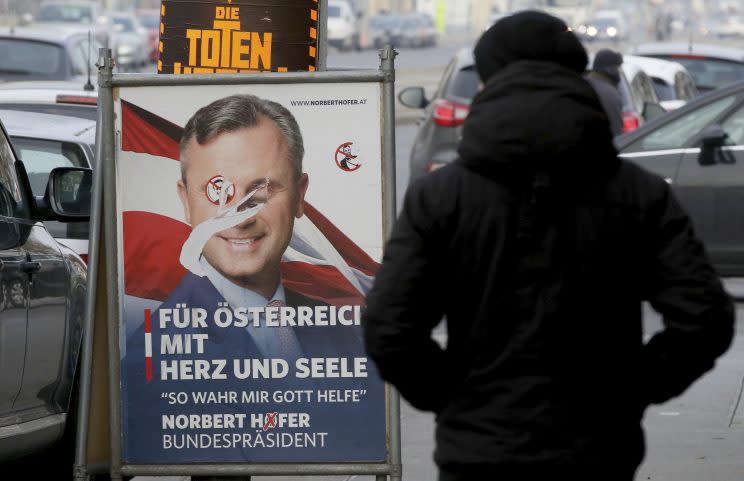 Überraschend chancenlos blieb der FPÖ-Kandidat Hofer. (Bild: AP Photo/Ronald Zak)