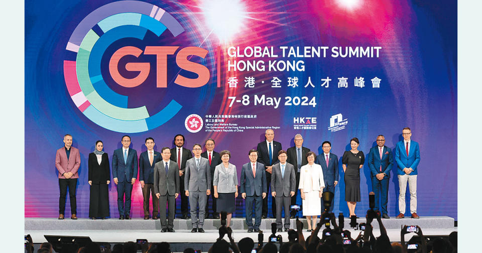 行政長官李家超（前排右三）昨與多個主禮嘉賓出席「香港．全球人才高峰會」開幕禮。（中通社圖片）