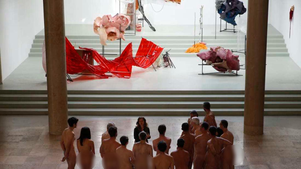 Algunos visitantes confesaron que la relación con las obras de arte no es la misma cuando estás desnudo. Foto: GEOFFROY VAN DER HASSELT/ Getty Images