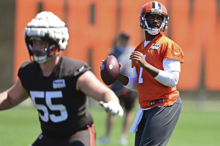 Cleveland Browns quarterback Jacoby Brissett looks to pass during an NFL football practice in Berea, Ohio, Friday, July 29, 2022. (AP Photo/David Dermer)