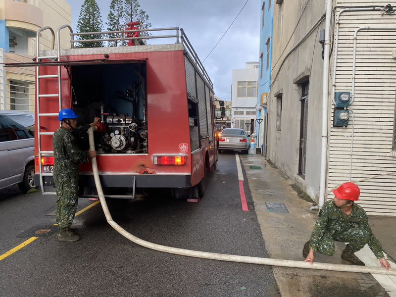 澎湖國軍協助颱風災後復原並支援運水 颱風杜蘇芮重創澎湖，陸軍澎湖防衛指揮部災後動員 逾千名兵力投入全島復原工作，30日並動用消防與油 補車等支援運水，以供市區民眾使用。 （陸軍澎湖防衛指揮部提供）  中央社   112年7月30日 