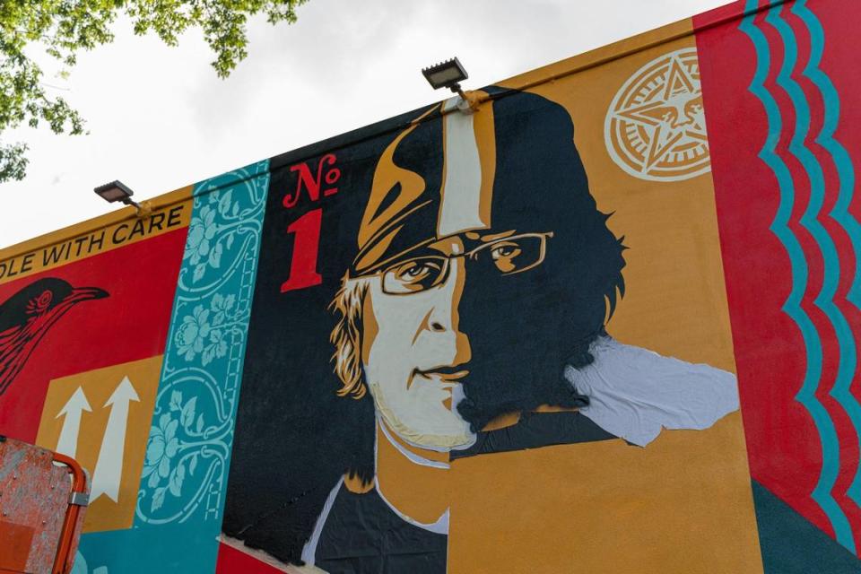 El mural de homenaje a Tony Goldman se ve en progreso mientras el artista Shepard Fairey da los toques finales en Miami, Florida, el martes 22 de noviembre de 2022.
