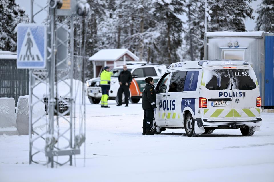 Finnish border guards and police at the Raja-Jooseppi international border crossing station in Inari (Emmi Korhonen./Lehtikuva via AP)