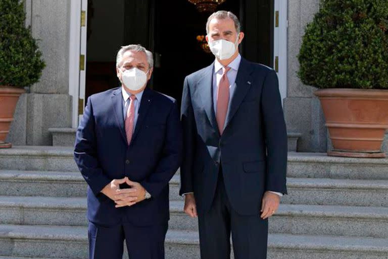 Alberto Fernández junto a Felipe Vl en el Palacio de la Zarzuela