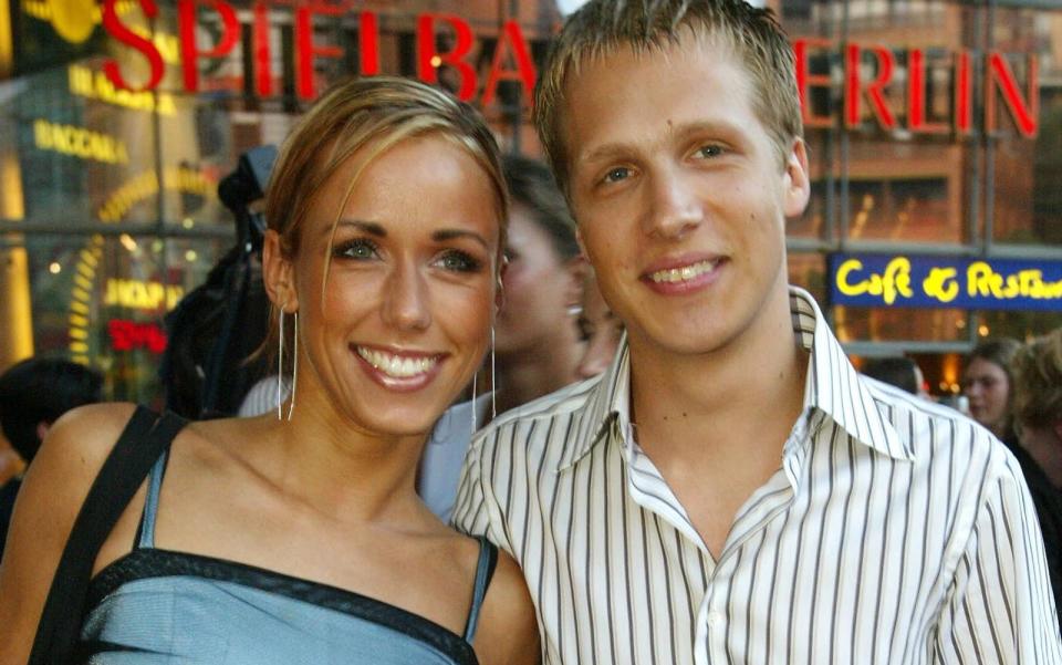 Da muss man eventuell zweimal hinschauen: Ja, dieses Foto ist fast 20 Jahre alt und zeigt Moderator Oliver Pocher und seine Kollegin Annemarie Warnkross, die von 2002 bis 2004 in einer Beziehung waren. Sie sind nur eines von - heute teilweise überraschenden - deutschen Promi-Paaren, wie die Galerie zeigt ... (Bild: Franziska Krug/Getty Images)