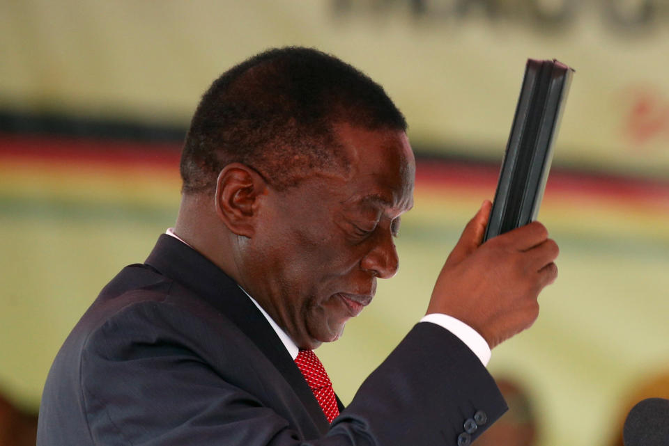 <p>Emmerson Mnangagwa swears in as Zimbabwe’s president in Harare, Zimbabwe, Nov. 24, 2017. (Photo: Siphiwe Sibeko/Reuters) </p>