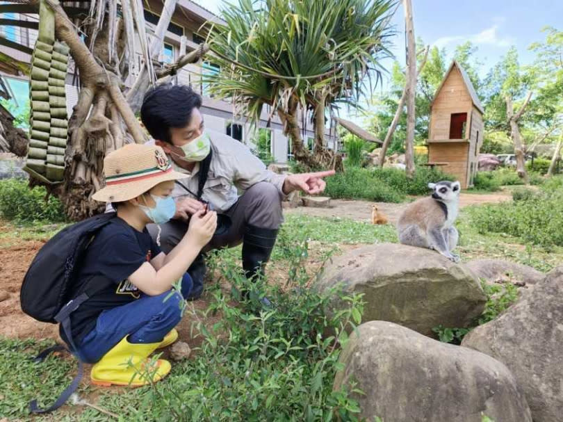 六福莊「鏡頭下的動物世界 暑期親子營隊」，小朋友跟著生態攝影達人拿起相機一起走入動物場域，學習生態攝影。（圖／關西六福莊提供）