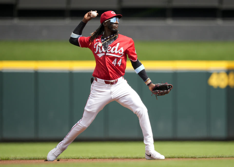 Cincinnati Reds shortstop Elly De La Cruz looks to throw Detroit Tigers' Matt Vierling out at first base in the first inning of a baseball game in Cincinnati, Saturday, July 6, 2024. (AP Photo/Jeff Dean)