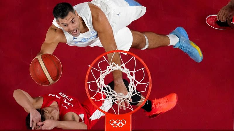 Foto del domingo de Luis Scola en acción ante el japonés Tenketsu Harimoto